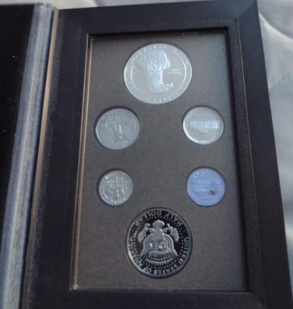 1983-Prestige-Proof-Set.-In-A-Gray-Felt-Box?